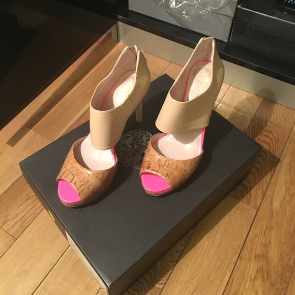 Vince Camuto almost new shoes US 7.5 - Picture 4 of 4